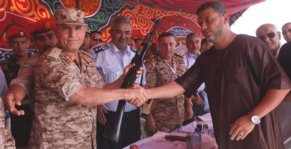 Abgabe von Waffen an die libysche Armee in Bengazi im September 2012; Foto: Reuters