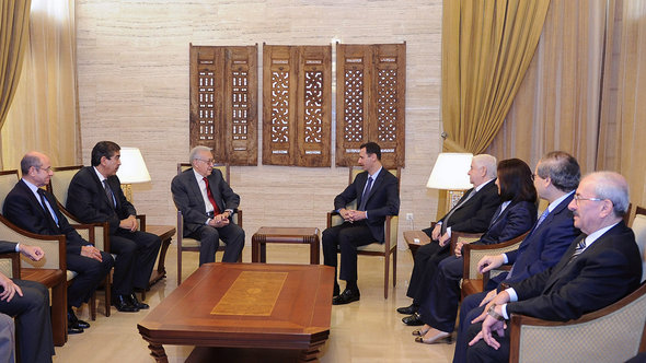 Lakhdar Brahimi bei Baschar al-Assad; Foto: dpa/picture-alliance