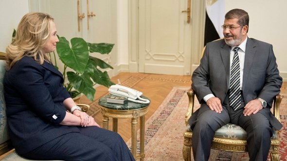 US Secretary of State Hillary Clinton meets with Egyptian President Mohammed Morsi at the presidential palace in Cairo on 14 July 2012 (photo: AP)