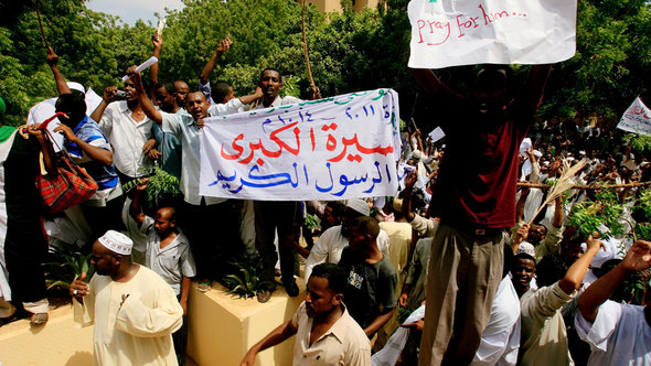 Proteste vor der deutschen Botschaft in Khartum; Foto: AFP/Getty Images