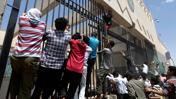 Demonstranten vor der US-Botschaft im Jemen; Foto: Reuters
