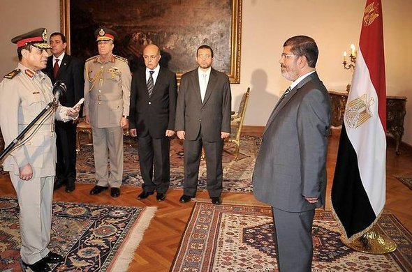 Der neue Verteidigungsminister Abdel Fatah al-Sisi (l.) wird im Präsidentenpalast in Kairo von Präsident Mursi vereidigt; Foto: dpa
