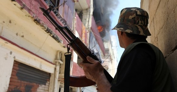 Sunnitischer Kämpfer in Tripoli im Juni 2012; Foto: dapd