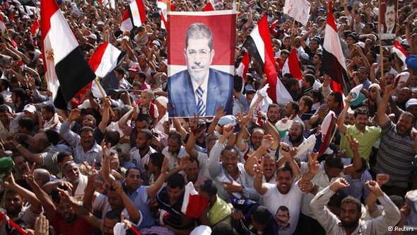 أنصار مرسي يعتصمون في ميدان التحرير الآن لكن الأحزاب المدنية تهدد باللجوء إليه في حال الخلاف معه