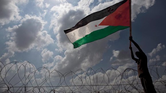 Mann mit palästinensischer Flagge; Foto: picture-alliance/dpa