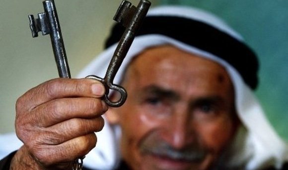 Der 86jährige Palästinenser Ahmed Elaian hält die Schlüssel seines früheren Hauses hoch, das er während des Krieges von 1948 aufgeben musste; Foto: AP