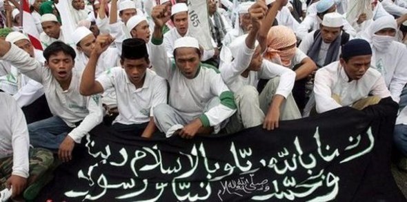 Radical Islamists during a demonstration in Jakarta (photo: dpa)