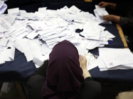 Stimmauszählung n in einem Wahllokal in Kairo; Foto: dpa