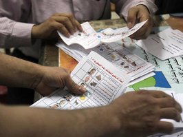 Stimmauszählung in einem Wahllokal in Ägypten; Foto: dpa