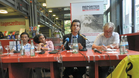 Der ägyptische Blogger Maikel Nabil Sanad und sein Bruder Mark Nabil Sanad bei einer Veranstaltung von Reporter ohne Grenzen und Amnesty International in Berlin am 23.5.2012; Foto: Bettina Marx/DW