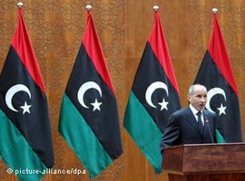 Mustafa Abdul Jalil, der Vorsitzende des libyschen Übergangsrates in Tripolis; Foto: picture-alliance/dpa spricht 