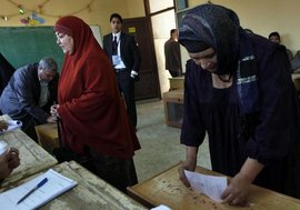 Ägypterinnen bei der Stimmabgabe während der Parlamentswahl; Foto: AP/dapd  