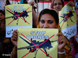 Demonstration gegen den Einsatz von Drohnen in Peshawar, Pakistan; Foto: AP/dapd