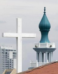 Church crucifix and a minaret in Malaysia (photo: AP)