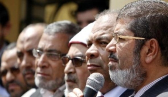 Mohammad Mursi (vorne rechts); Foto: AP
