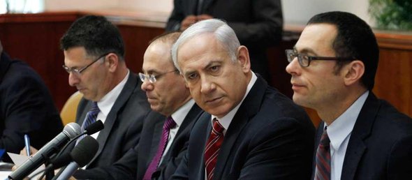 Israelischer Ministerpräsident Netanjahu inmitten seines Kabinetts; Foto: Reuters