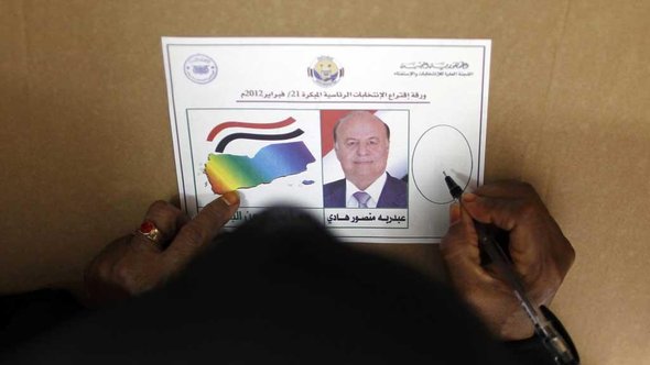 Jeminitin füllt einen Stimmzettel in einem Wahllokal in Aden aus; Foto: Reuters