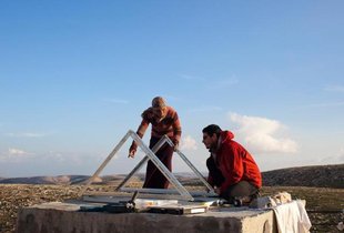 Mitarbeiter von Comet-ME, eine Israelische Organisation die Palästinenser in Westjordanland mit Strom aus Sonne und Wind versorgt; Foto: DW