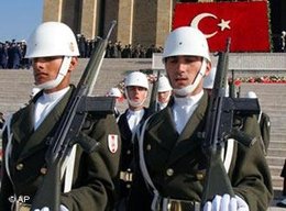Parade des Militärs am Atatürk-Mausoleum in Ankara; Foto: AP