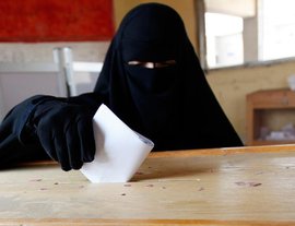 Verschleierte Wählerin bei der Stimmabgabe in Ägypten; Foto: AP