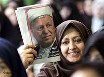 Iranerin hält ein Bild von Rafsandschani hoch; Foto: dpa