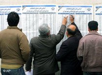 Iranische Männer stehen vor den Wahllisten für die Kommunalwahlen; Foto: AP