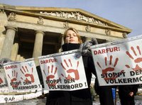 Protestaktion gegen den Völkermord in Darfur vor der Neuen Wache in Berlin; Foto: AP
