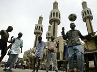 Jugendliche spielen Fußball vor einer Moschee in Lagos; Foto: AP