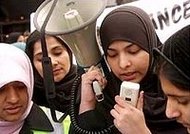 Junge Musliminnen in England demonstrieren gegen Kopftuchverbot; Foto: AP