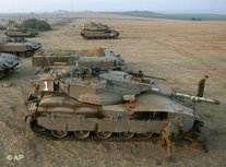 Israelische Panzer an der Grenze zum Gaza-Streifen; Foto: AP
