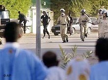 Anti-Aufstandseinheiten der mauretanischen Polizei vor Demonstranten in der Hauptstadt Nouakchott; Foto: AP