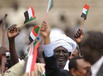 Anhänger der Sudanesischen Befreiungsbewegung halten SPLM-Fahnen in den Händen, Foto: AP
