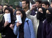 Iranische Studierende protestieren an der Uni Teheran, Foto: AP