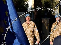 UN-Soldaten vor Stacheldrahtzahn am 'Ledra Palace Checkpoint' in Nikosia, Foto: AP