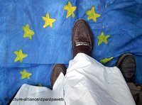 Demonstranten in Karatschi trampeln auf Fahne der EU-Staatengemeinschaft, Foto: dpa