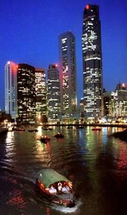 Nächtliche Skyline Singapurs, Foto: AP