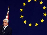 Mahmud Abbas vor EU-Flagge; Foto: AP