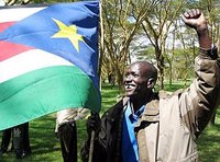 Mitglied der Südsudanesischen Volksbefreiungsbewegung mit Fahne der SPLM; Foto: AP