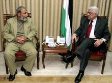 Hamas bei Abbas: Hamas-Chef Mahmoud Al-Zahar (links) bei Gesprächen zur Regierungsbildung mit Präsident Mahmoud Abbas