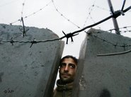 Blick durch die Mauer zwischen Israel und den besetzten Gebieten, Foto: AP