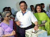 Präsident Pervez Musharraf während der Wahlen, Foto: AP