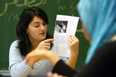 Lamya Kaddor teaching Islamic Studies in a school (photo: dpa)