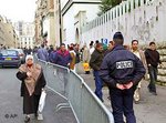 Polizeischutz vor einer Moschee in Paris, Foto: AP
