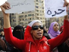 Demonstrantin in Kairo fordert Freiheit; Foto: AP