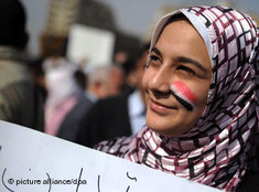 Ägypterin bei Anti-Mubarak-Demonstration; Foto: dpa