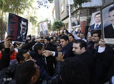 Proteste gegen den syrischen Präsidenten Al-Assad in Kairo; Foto: AP