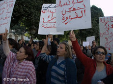 Tunesierinnen demonstrieren gegen drohenden Machtzuwachs der Islamisten in Tunis; Foto: DW