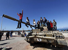 Kinder spielen auf einem Panzer in Bengasi; Foto: dapd
