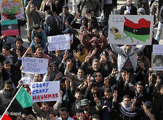 Libysche Demonstranten in Tobruk fordern das Ende der Willkürherrschaft Gaddafis; Foto: dapd
