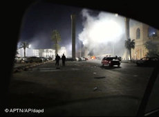 Ausschreitungen und Explosionen in Tripolis; Foto: AP/dapd